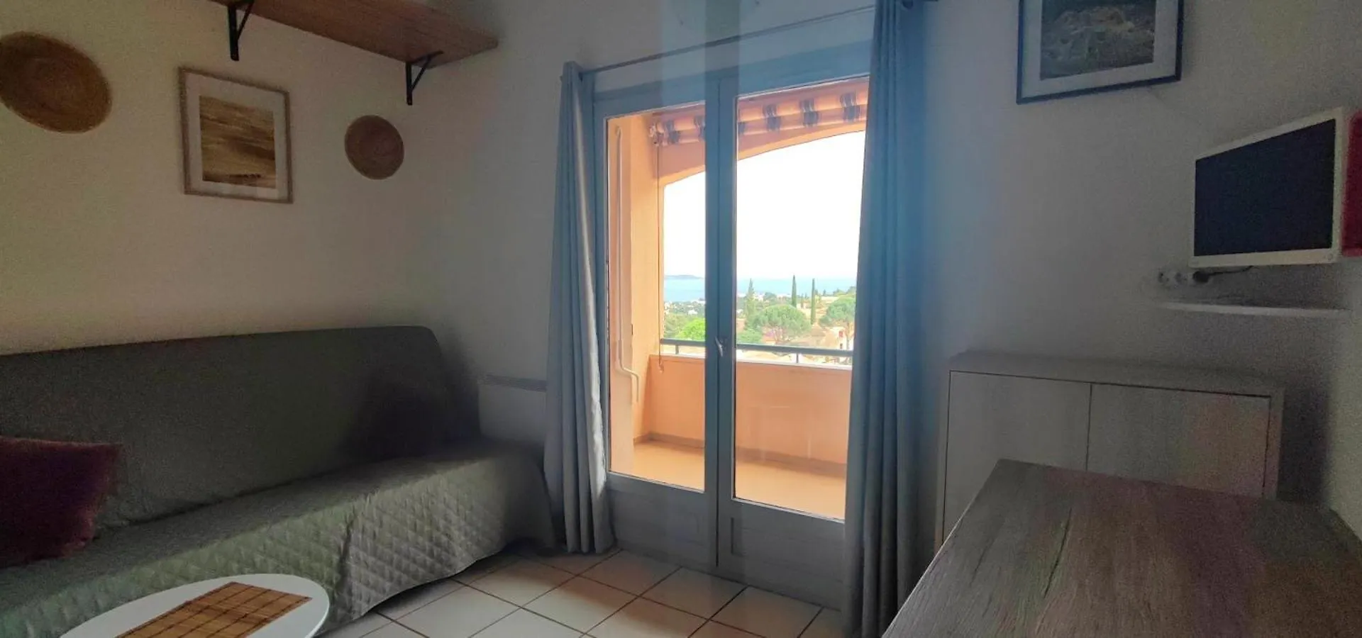 Appartement Climatise Avec Balcon Vue Mer Panoramique, Grande Piscine Et Parking, Dans Residence Calme Proche Des Plages France